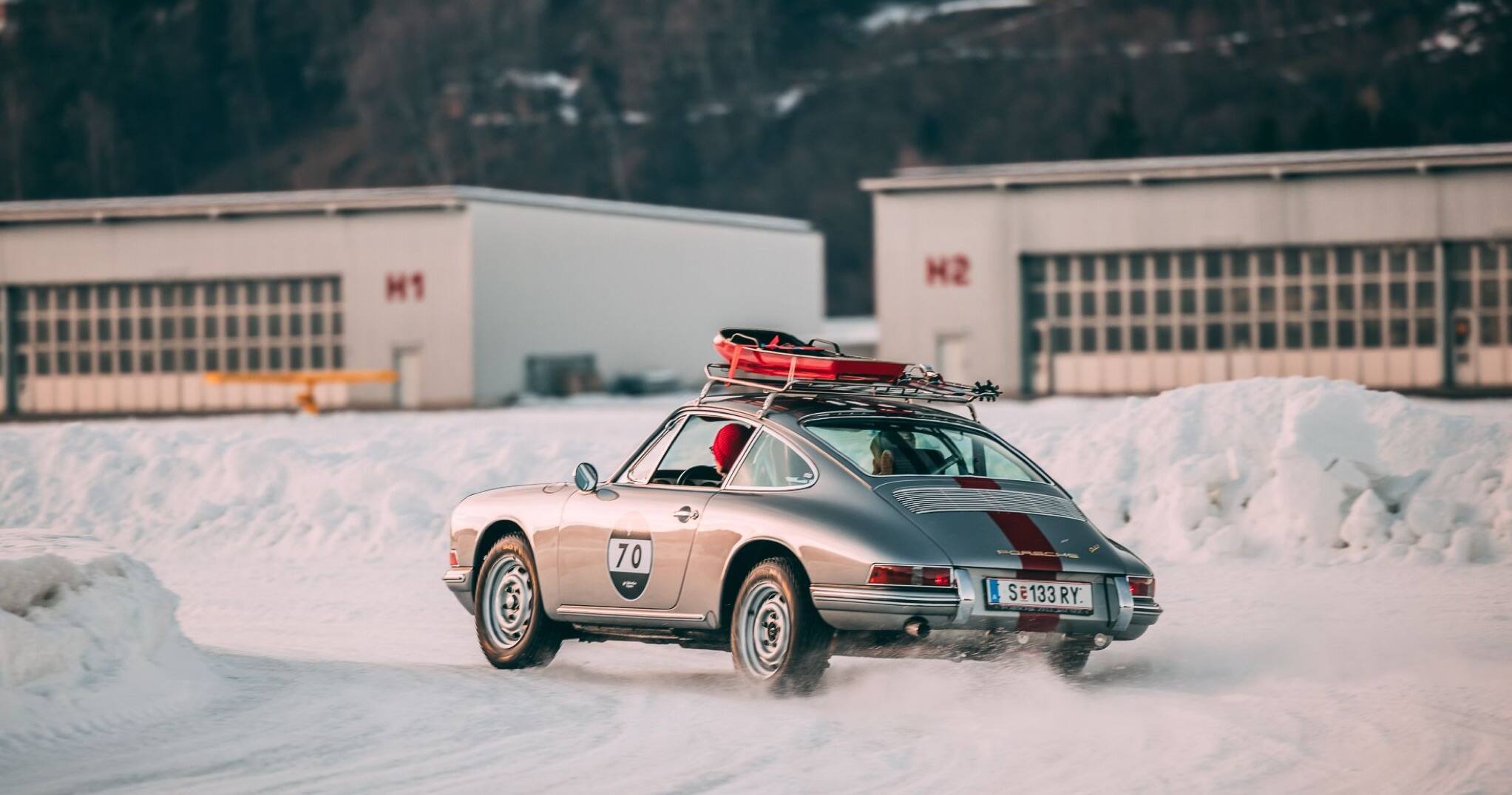 <span>Ferdis Cousin Mark Porsche fährt mit dem 911S Porsche beim GP Ice Race 2022 </span> <br/><span class="caption-sub"><em>Bildnachweis: Stephan Bauer </em></span><br/>